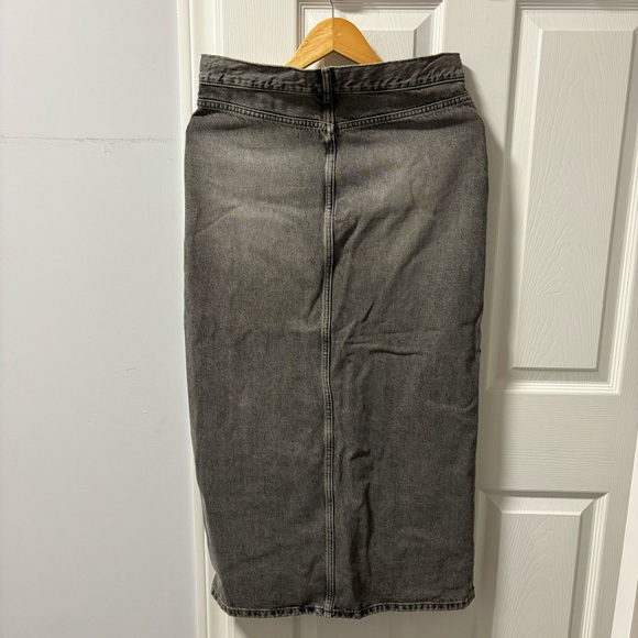 Zara High-Waisted Gray Long Denim Skirt – Sleek & Modern Street Style - Picture 2 of 5